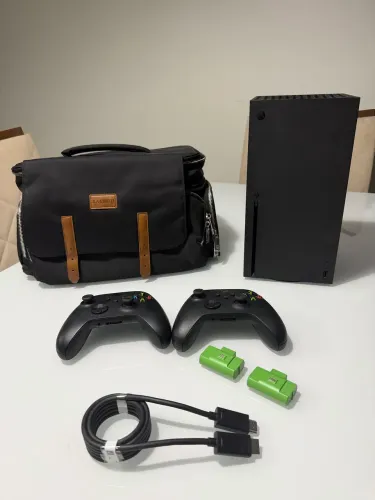 Xbox Series X + 2 Controles + 2 Baterias + Bolsa de Transporte