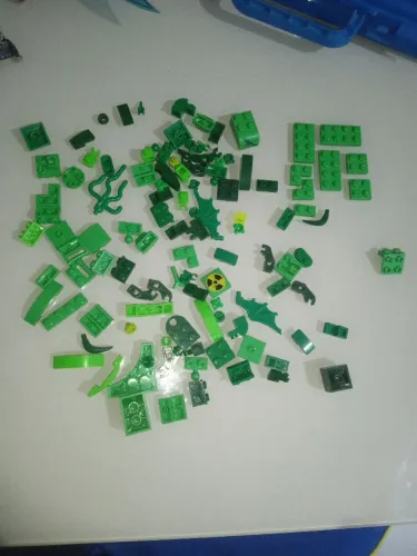 112 peças verdes de Lego (não oficial)