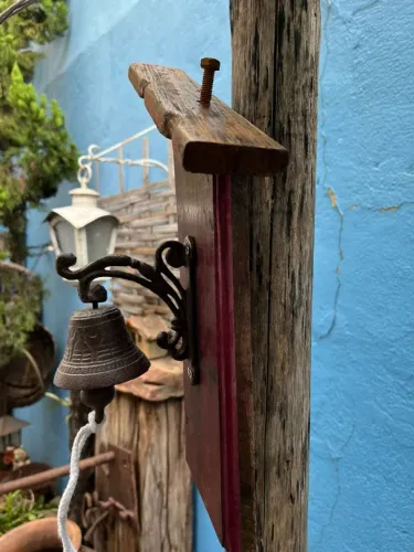 Sino ferro fundido, mais casinha de madeira