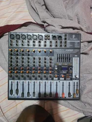 Mesa de som Behringer 12 canais