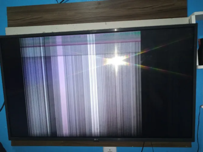 Vendo TV com avarias na tela. Para retirada de peças.