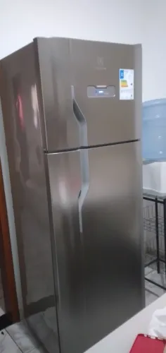 Geladeira seminova, sem marcas de uso, menos de um ano foi comprada