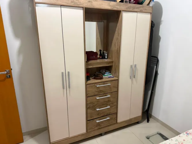 Guarda roupa 4 portas com espelho