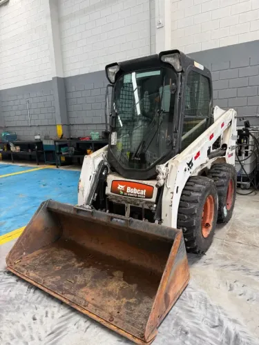 Mini Carregadeira Bobcat S450 cabinada e ar condicionado 