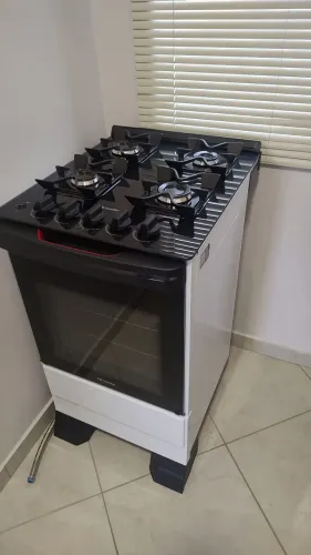 Fogão 4 Bocas com Acendimento Automático e Mesa de Vidro da Mueller em ótimo estado.