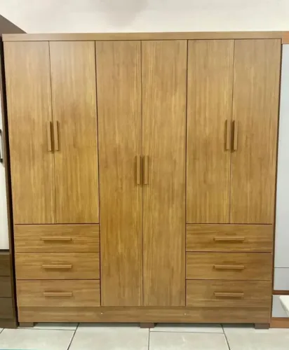 Guarda roupa com 6 portas e 6 gavetas