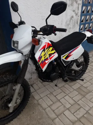 XR 200 ano 2001 emplacada