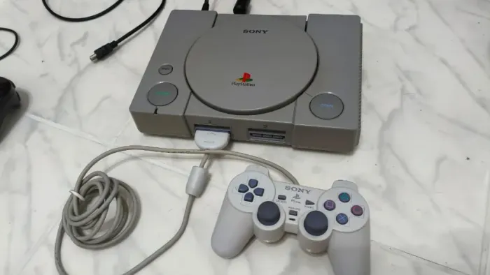 Playstation 1 Fat em excelente estado + Dragon Ball original