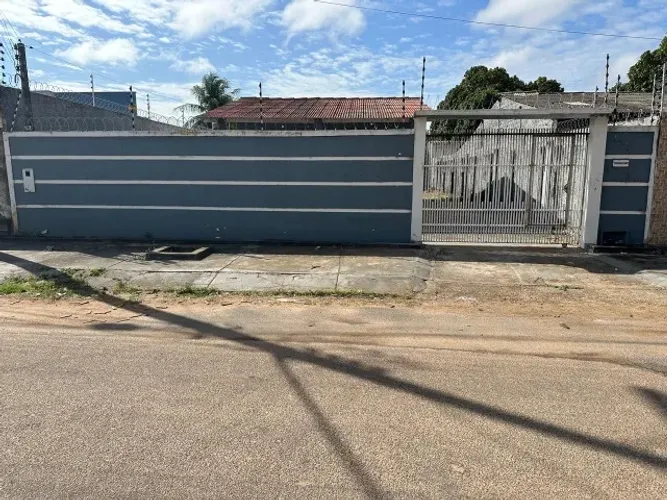 Aluga-se casa com 03 quartos no bairro Asa Branca