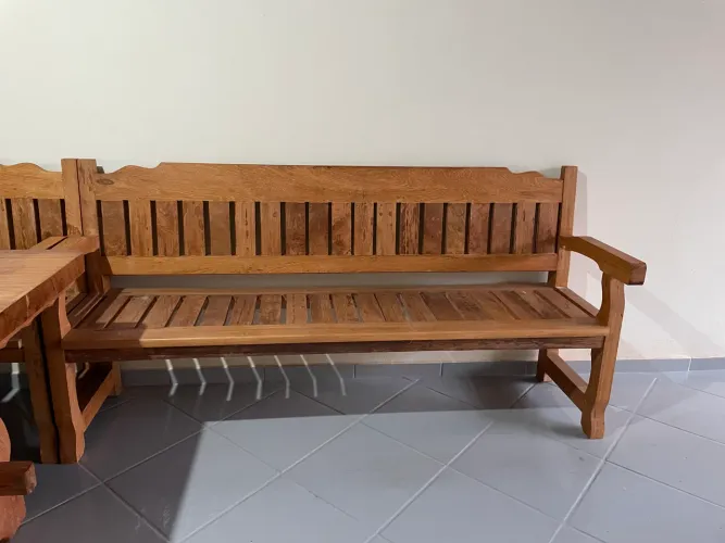 Banco de madeira maciça