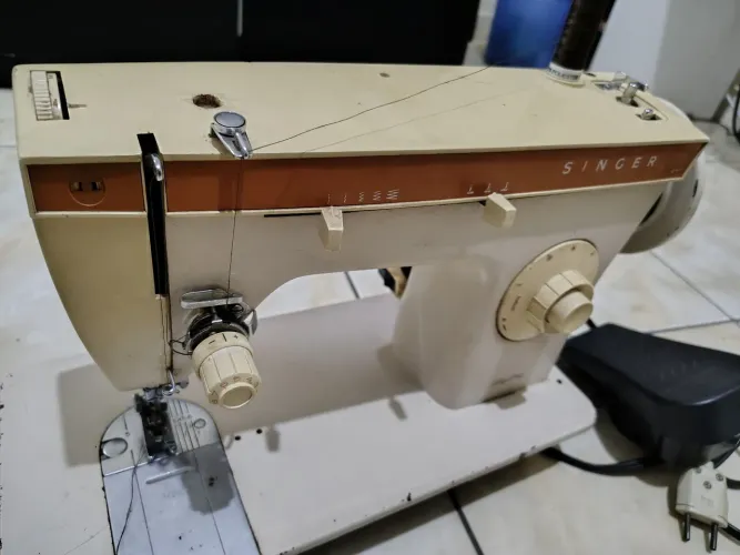 Máquina de Costura Singer 247