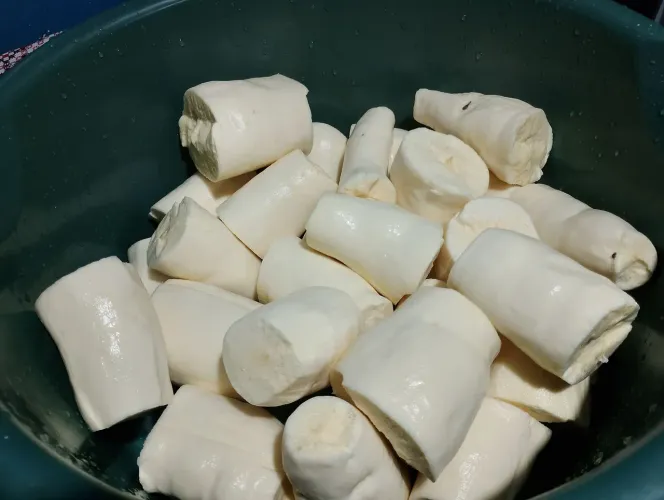 Mandioca descascada cozinha super bem 