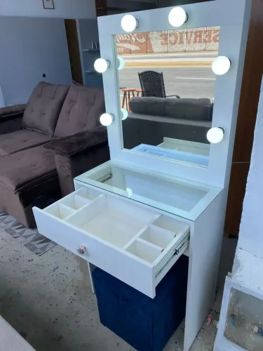 Penteadeira com luzes brinde com gavetas nichos pra separar objetos em Promoção!