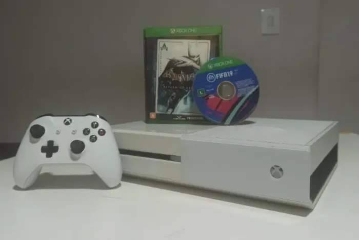 Video Game Xbox One Branco 500GB com 1x controle e 2x jogos, aceito cartão