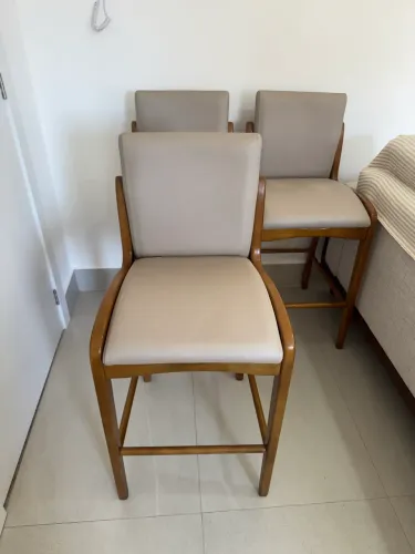 Banqueta alta de madeira maciça com encosto