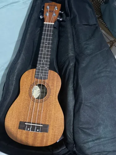 Ukulele shelby SU-21M STNT usado e com capa