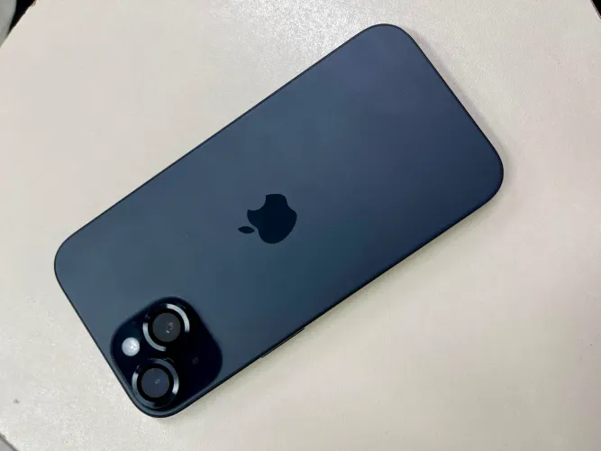 iPhone 15 Preto / 128GB Chip físico