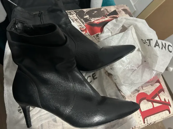 2 Botas na cor preta 39