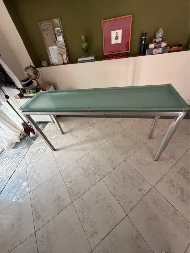 Aparador contemporâneo em metal escovado e vidro temperado