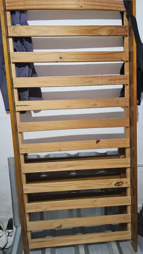 Cama de solteiro de madeira