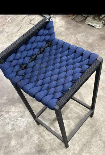 Banqueta com estrutura metálica