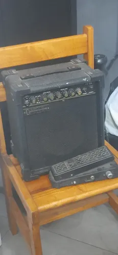 Caixa amplificadora career cg 20R + pedal