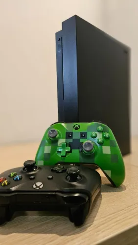 Xbox One X com 1 controle e Jogos Digitais