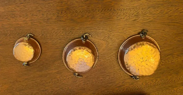 Conjunto Antigo de Mini Tachos em Cobre Cinzelado