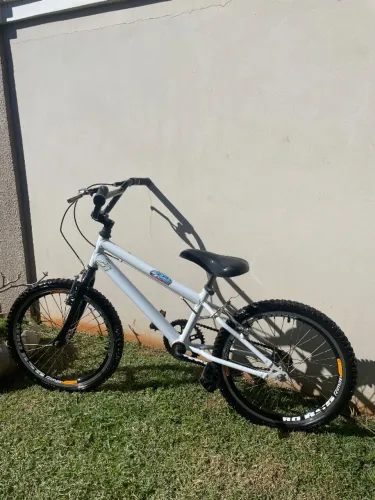 Bicicleta aro 20 semi nova