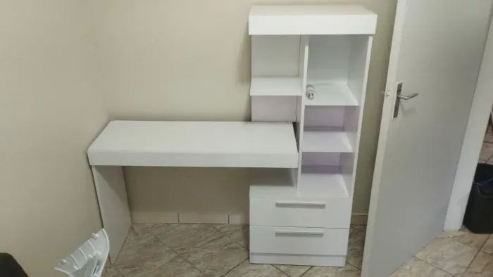 Mesa de computador branca