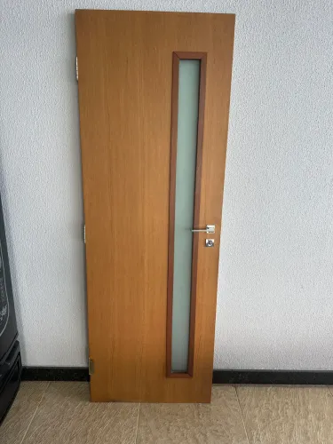 Porta reforçada completa, com dobradiças e fechadura 
