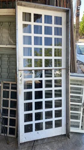 Porta de serralheiro com vidro e chave