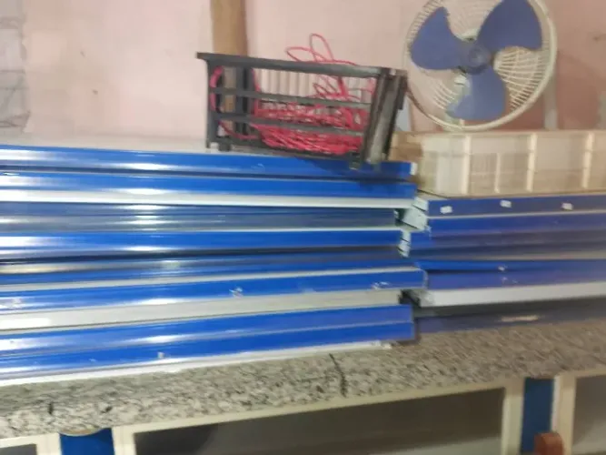 Balcão e prateleiras para loja, mercado, comércio em geral. Computador de mesa incluso.