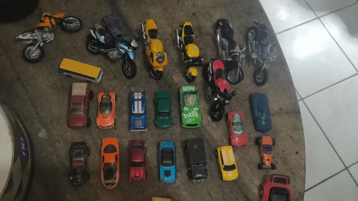 Brinquedos antigos usados carrinhos e motos lote