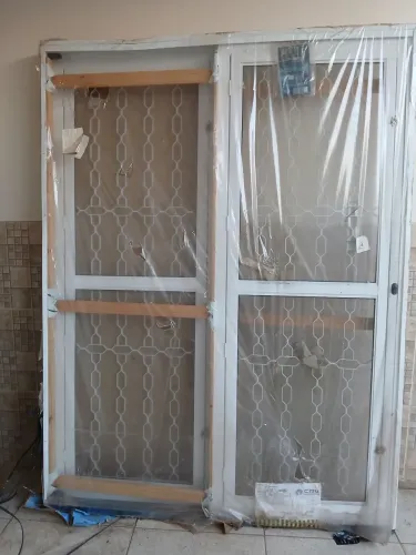 Porta de correr de aço, branca crv (com grade e vidro), nova, na embalagem