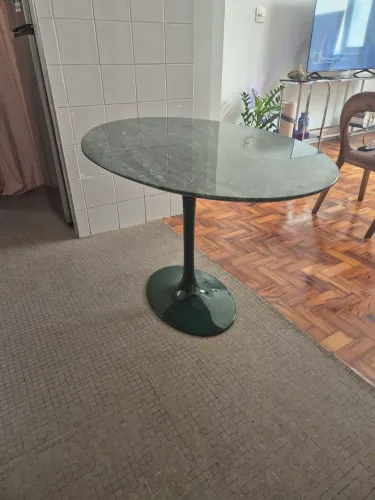 Base Saarinen tulipa com tampo oval 1.20x0.80 verde Guatemala 