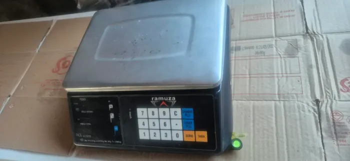 Vendo balança semi nova.