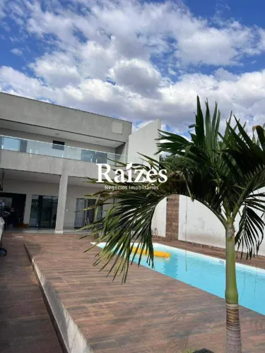 Casa com Piscina e Suíte com Closet para Alugar no Bairro Shopping Park  Uberlândia/MG