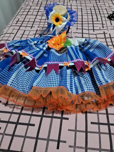 Vendo um Saia de quadrilha com um arco R$ 90,00 tamanho 12