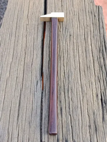 Martelinho de latão antigo