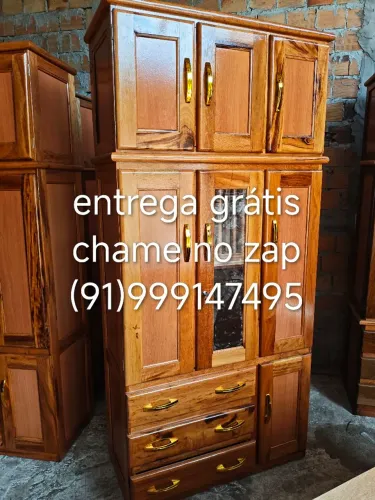 Guarda roupa de solteiro com espelho e maleiro .