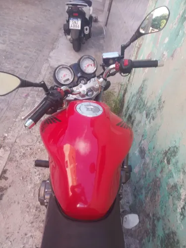 Hornet 600 vermelha 