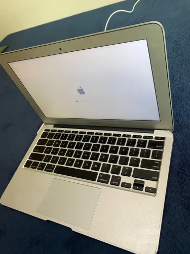 MacBook Air (2011) Core 2 Duo - 2GB RAM (Super Leve e Compacto)