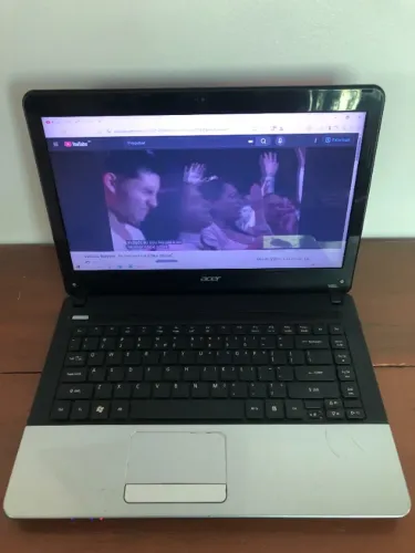 Notebook Acer 4GB 500GB AMD E-300 com carregador