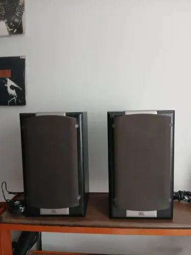 Par de caixas de som JBL Studio Series S26