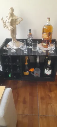 Vendo Aparador com todas as bebidas 3 whisky 6 vinhos 3 espumantes 1 chandon