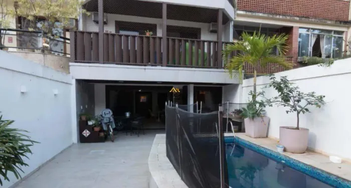 Casa de condomínio na Barra da Tijuca | Condomínio Jardim Saint Tropez | 258 m² | 4 quarto
