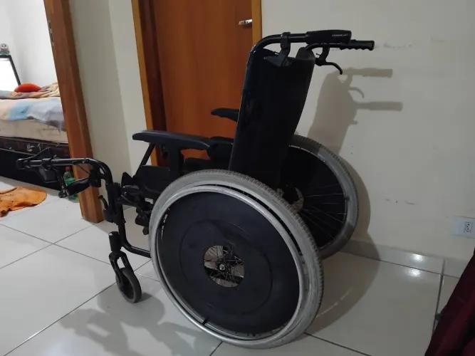 Cadeira de rodas semi nova desmontável