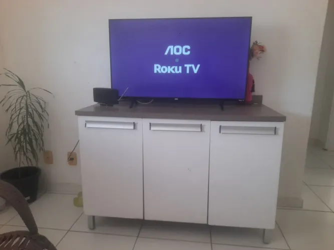 Vendo Armario de cozinha ou sala, Estilo Buffet 3 Portas na cor Branca, o Tempo Ceregeira