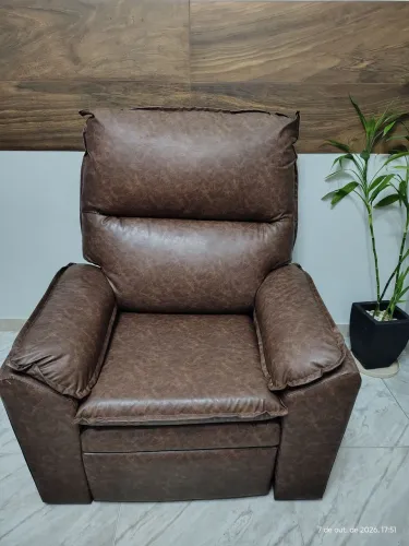 Poltrona reclinável, nova, praticamente servia apenas de decoração